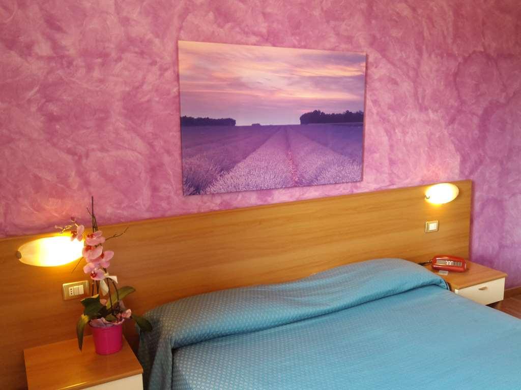 Hotel 2000 Fabriano Rum bild